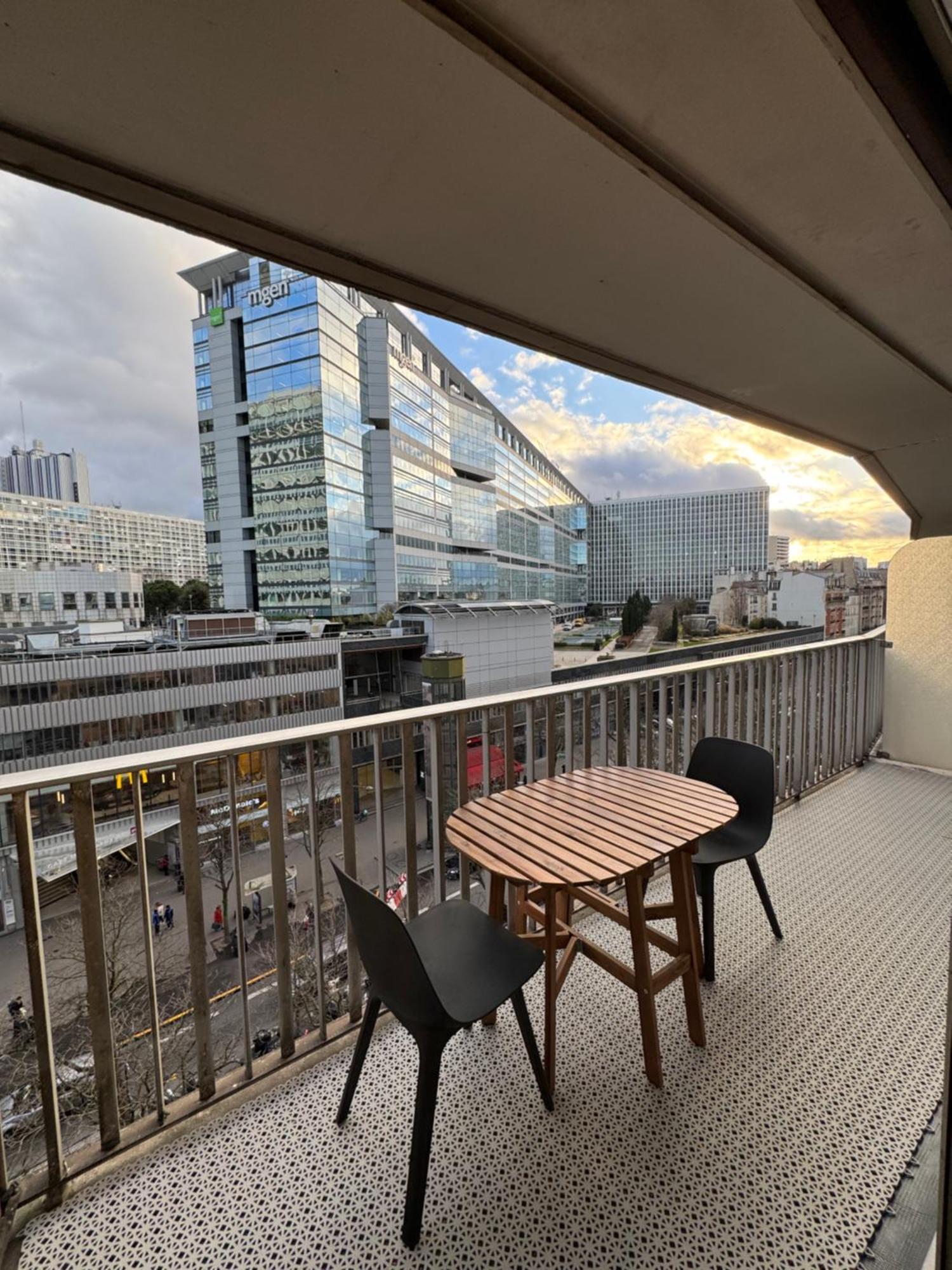 2 Bedroom Renovated In The Heart Of Apartment *