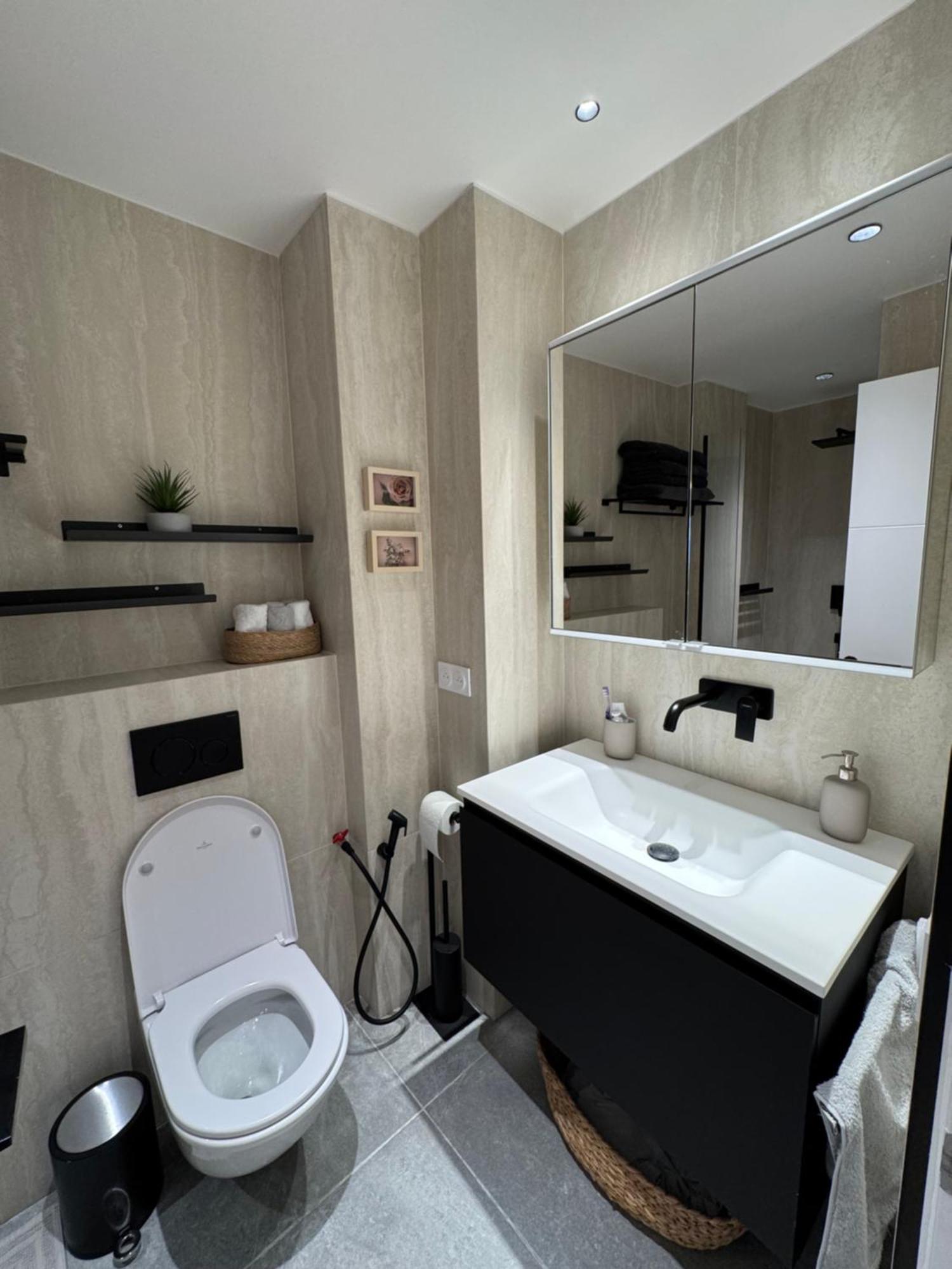 Apartment 2 Bedroom Renovated In The Heart Of