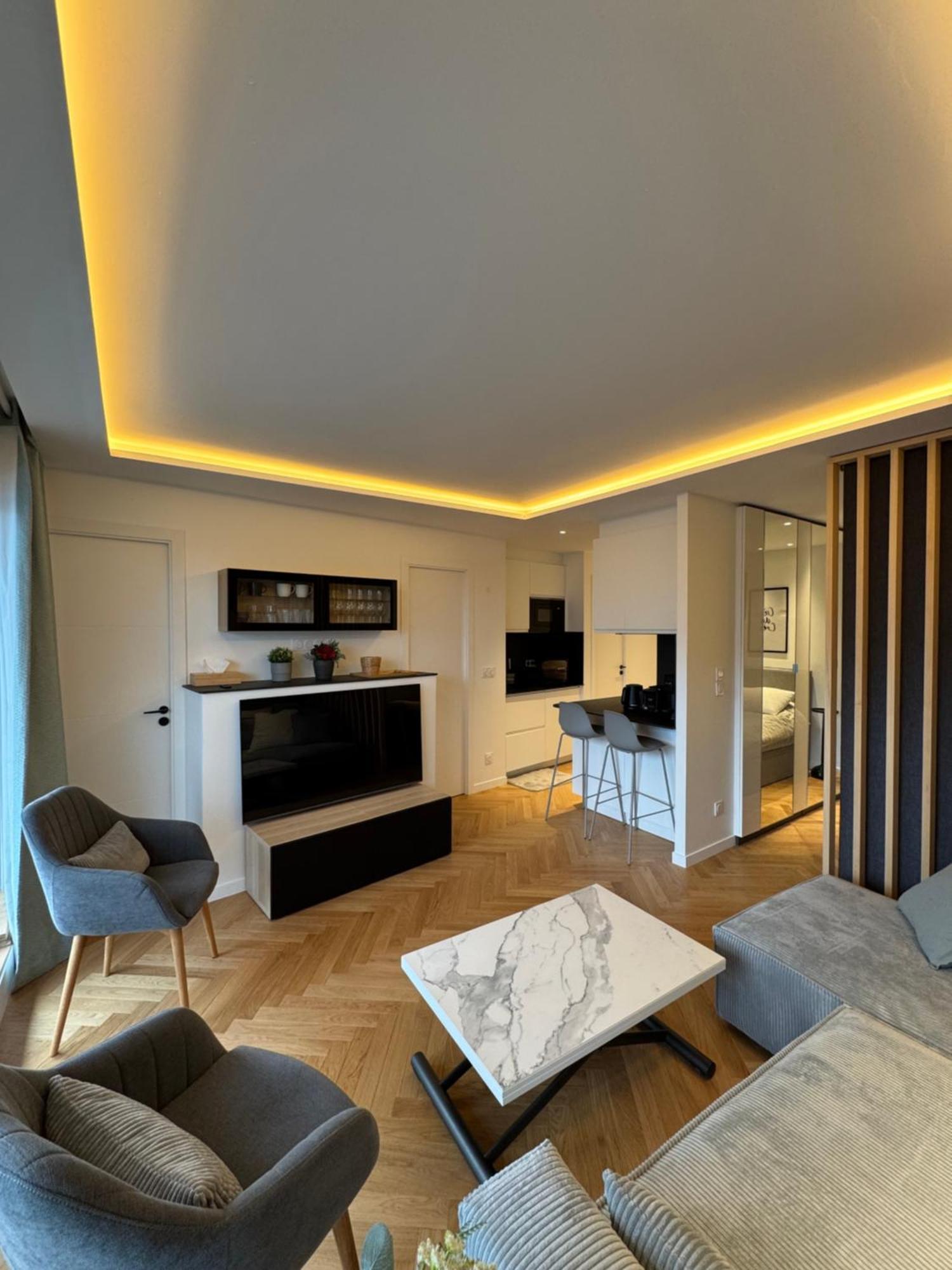 2 Bedroom Renovated In The Heart Of Apartment Paris