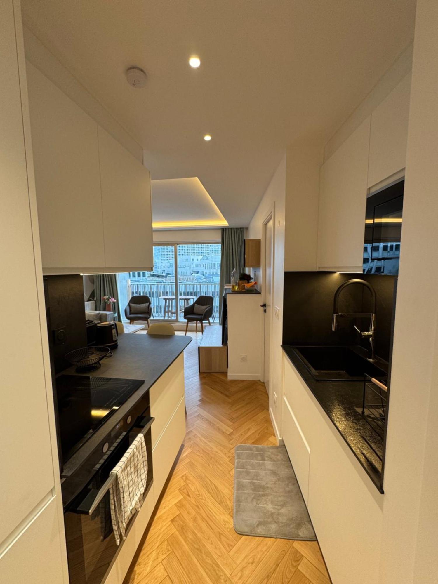 2 Bedroom Renovated In The Heart Of *