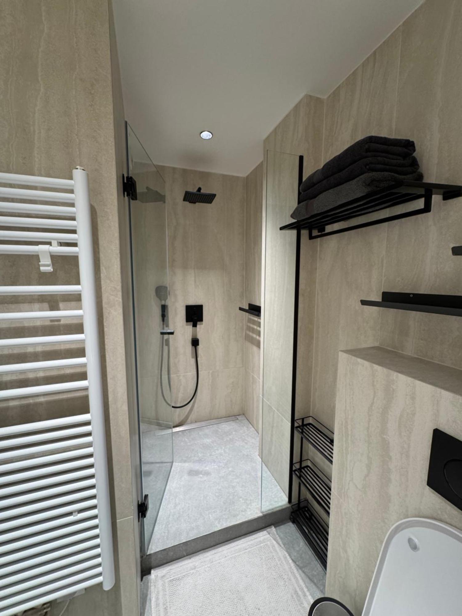 2 Bedroom Renovated In The Heart Of * Paris